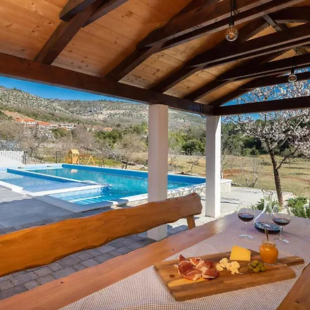 Pet Friendly In Dubrava Kod Sibenika * Potege