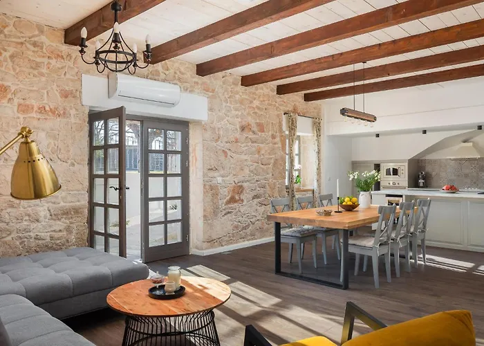 Holiday home Lovely In Dubrava Kod Sibenika